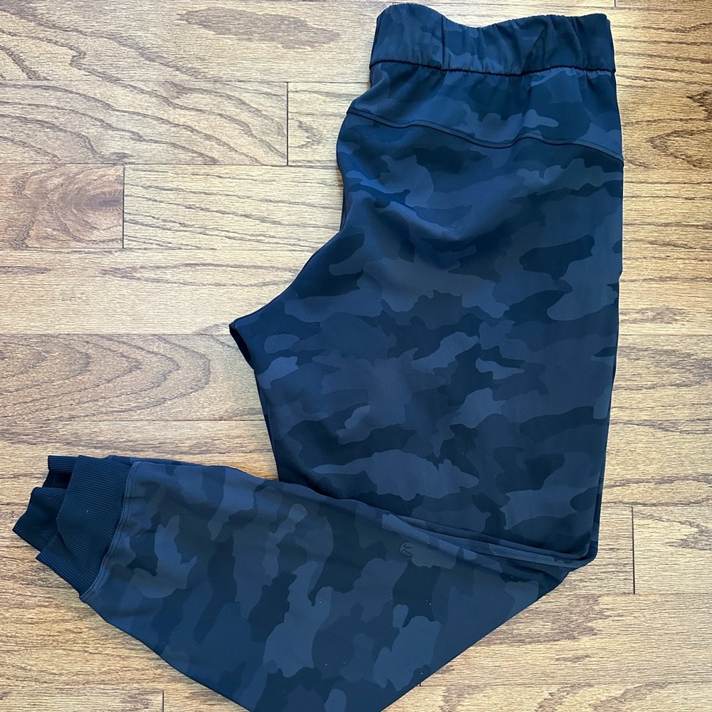 Lululemon Jogger in black and grey camouflage